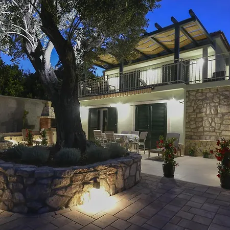 Oliva Villa *