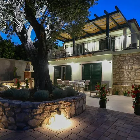 Oliva Villa *